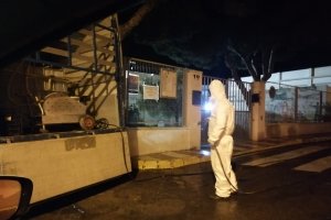 Agricultor en labores de fumigación en Adra.