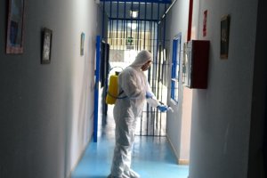 Un militar de la UME limpia en El Acebuche