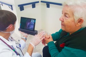 Una mujer se pone en contacto con un familiar a través de una videollamada.