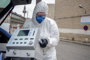 Un técnico en el Gregorio Marañón saca un respirador del maletero de su coche.