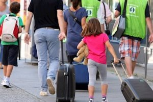 Padres acompañan a sus hijos menores a un centro escolar almeriense