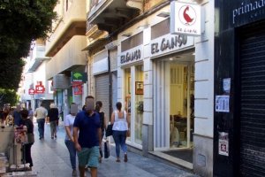 El paseo de Almería cuenta con una parte importante de locales en régimen de alquiler.