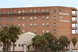Fachada del centro hospitalario ubicado en El Ejido.