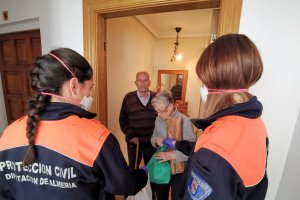 Uno de los servicios que prestan los voluntarios de Protección Civil de Diputación es el servicio de compra y entrega de alimentos a personas mayores.