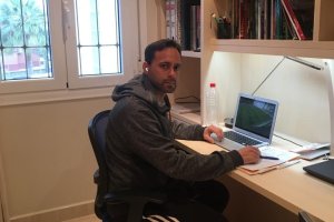 Fran Fernández en el despacho de casa.