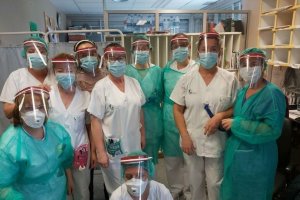 Personal sanitario con pantallas de protección facial.