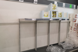 Estanterías de papel higiénico vacías en un supermercado de la capital