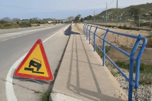 Fotografía de las obras de ampliación del arcén recién terminadas.