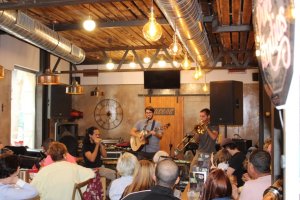 Pequeña actuación en la Taberna Nuestra Tierra.