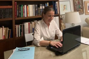 María Luisa Cruz trabajando desde el despacho de casa.