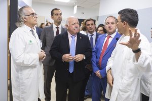 Manuel Vida, a la izquierda, durante una visita del consejero de Salud, en el centro, a Torrecárdenas.