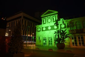 La fachada del Teatro Apolo se ilumina de verde como homenaje a los sanitarios.