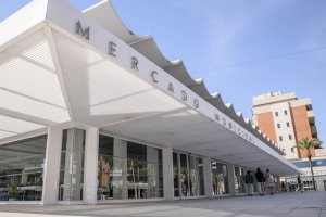 Imagen del exterior del Mercado de Abastos de Roquetas.