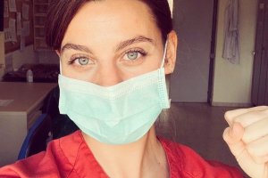 La actriz Clara Alvarado, en un selfi durante su labor en el hospital.