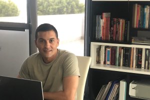 Francisco no para de trabajar desde casa.