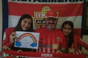 El presidente Martín Cayuela, junto a Diana y Lucía.