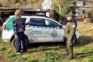 Los agentes de medio ambiente cuidan y asesoran durante la alarma por coronavirus a personas que viven aisladas en el campo