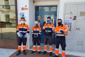 Personal de Protección Civil de Garrucha tras recibir una remesa de protectores faciales.