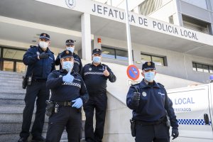 Policías con el material que han recibido de ALTEA.