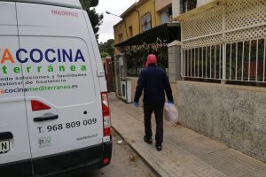 La restauración con entrega de comida a domicilio se considera actividad esencial.