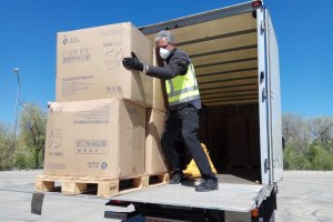 Un operario descarga mascarillas procedentes de China.