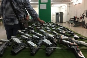 Pistolas expuestas en la Comandancia de Almería para su subasta.