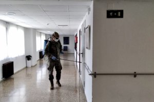 El Ejército de Tierra durante las labores de desinfección en una residencia de Ávila.
