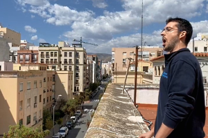El tenor Juan de Dios Mateos interpreta Amapola desde su terrao.