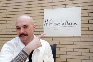 El diseñador almeriense Sergi Regal lanza la campaña solidaria \'Abuela María\'.