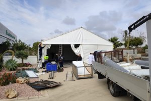 Montaje de la carpa en El Toyo
