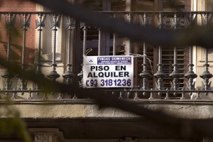 Cartel de Se alquila en una vivienda en la capital.