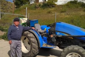 Alfredo Venteo y su tractor, contra el coronavirus.