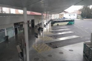 Andenes de la estación intermodal prácticamente vacía