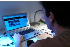 Un profesor prepara una clase on line