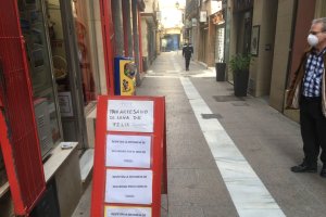 En la calle Las tiendas tan solo resisten abiertos dos colmados de alimentación.