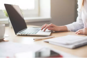Al trabajo y las labores del hogar se suman las tareas escolares de los hijos.