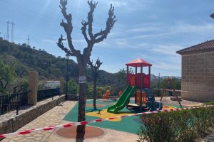 Parque infantil de Alcolea precintado por la crisis.