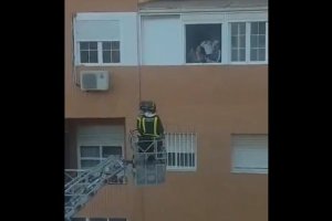 Momento en el que le llevan el regalo los bomberos