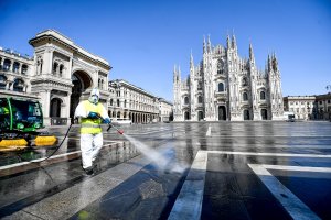 Labores de limpieza en la Plaza del Duomo de Milán.