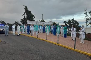 Sanitarios del Hospital del Poniente de Urgencias le dedican su aplauso a sus compañeros de UCI.