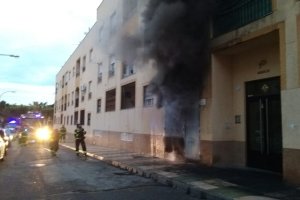 Bomberos del Poniente empleándose a fondo para sofocar el incendio.