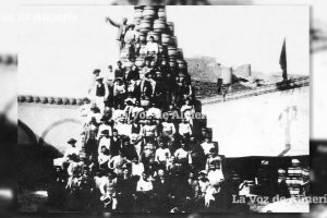 Patio de la barrilería de Terriza, con la Alcazaba al fondo. Los obreros hicieron una pirámide de barriles para recibir al Rey.