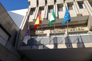 El Ayuntamiento de Roquetas de Mar con las banderas a media asta.