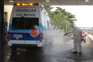 La UME desinfecta una ambulancia en el área de Urgencias de Torrecárdenas.
