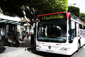 Un autobús de la línea 11, en la parada del Paseo de Almería.