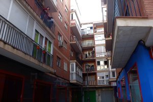 Vecinos de calle Real 22 y 24 jugando al bingo desde sus balcones.