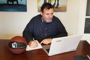 Cara planificando el futuro del baloncesto desde el despacho de casa.