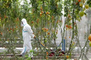 Un agricultor con su equipo de protección individual completo.