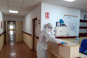 La UME desinfecta la Residencia de Mayores de Adra.