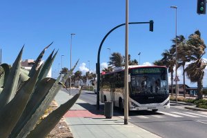 Autobús recorriendo el barrio de Nueva Almería